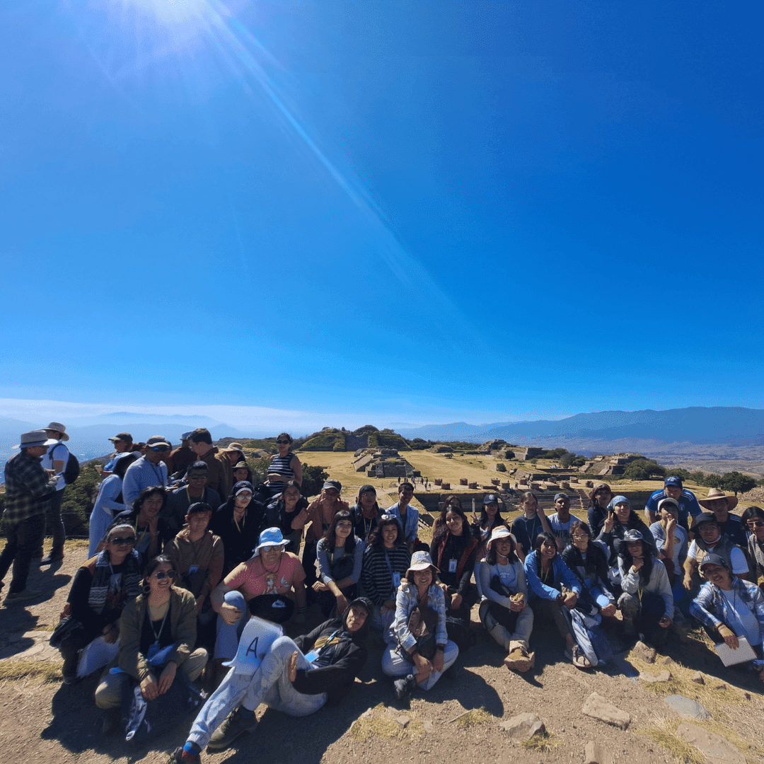 Viajeros Fenix Travel frente a un paisaje icónico